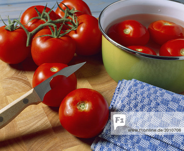 Schneiden die Tomaten