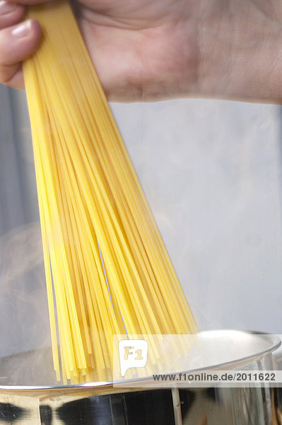 Spaghetti Eintauchen in Wasser