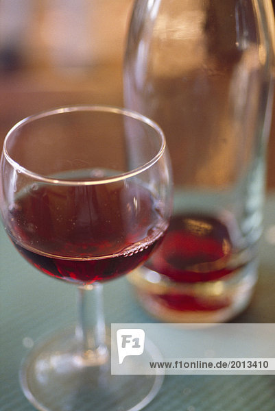 Flasche und Glas rosé Wein