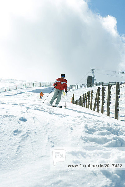 Reife Männer beim Skifahren auf der Piste  volle Länge