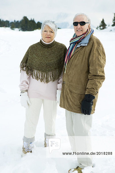 Seniorenpaar steht Seite an Seite im Freien  schaut in die Kamera  Porträt