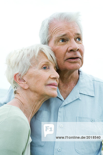 Seniorenpaar auf Distanz  Porträt