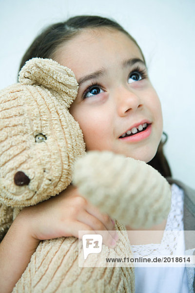 Kleines Mädchen mit Teddybär  Blick nach oben  Portrait