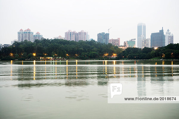 China  Provinz Guangdong  Guangzhou  Ansicht der Wolkenkratzer in der Ferne