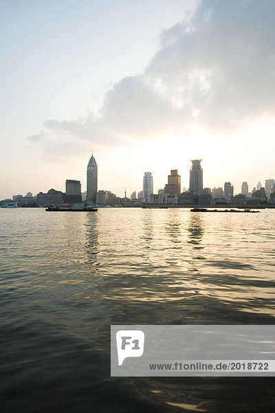 China  Provinz Guangdong  Guangzhou  Blick vom See auf Hochhäuser