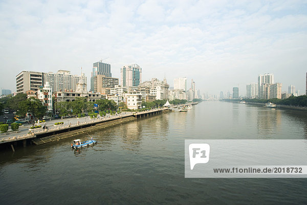China  Provinz Guangdong  Guangzhou  Stadtbild vom Wasser aus gesehen