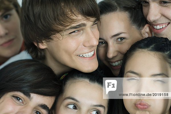 Gruppe junger Freunde  die für ein Foto posieren  lächeln vor der Kamera  Vollbild  Nahaufnahme  Portrait