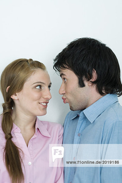Junges Paar mit albernen Gesichtern  Kopf und Schultern  Portrait