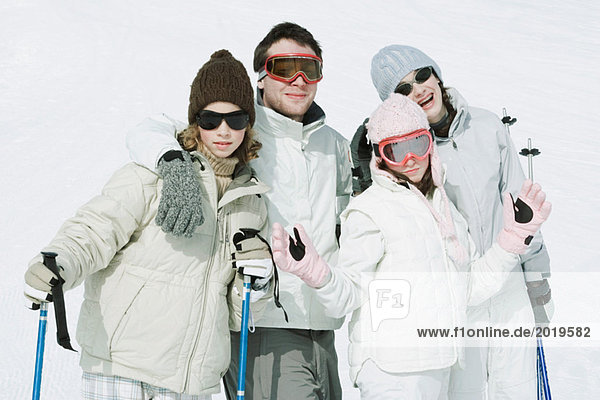 Gruppe junger Freunde in Skiausrüstung  Portrait