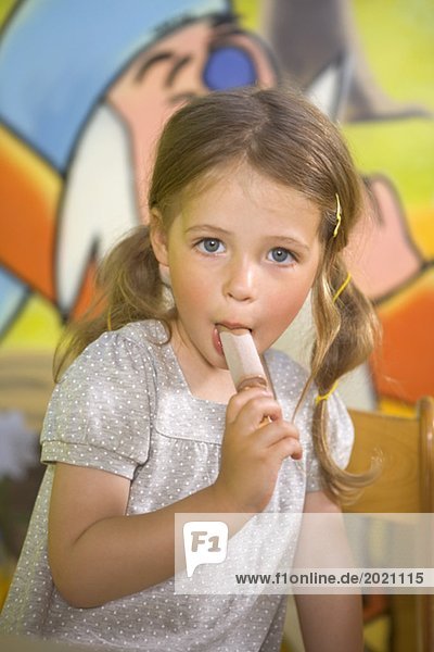 Kleines Mädchen Isst Ein Eis Denkou Lizenzfreies Bild F1online 2021115 