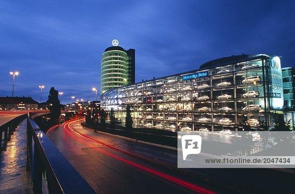 Autosalon beleuchtet bei Nacht  Neues Mercedes Hochhaus  München  Bayern  Deutschland