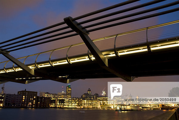 Brücke mit Stadt im Hintergrund  Millennium Bridge  Thames River  London  England