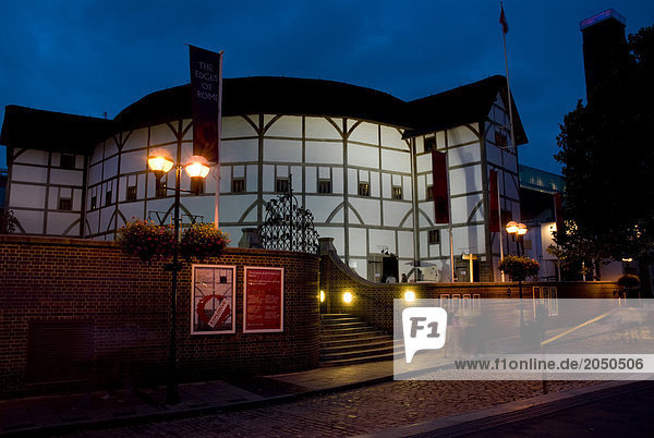 Theater beleuchtet in der Nacht  Globe Theatre  London  England