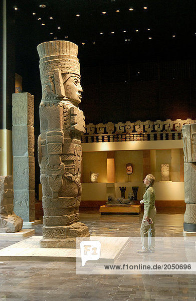 Frau stehend vor der Skulptur in Museum  National Museum Of Anthropology  Mexiko-Stadt  Mexiko