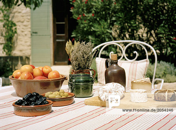 Ein Tisch im Freien mit Wein und Vorspeisen