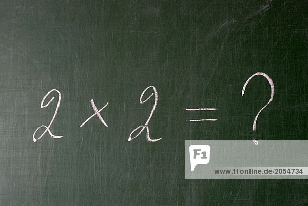 Ein Multiplikationsproblem auf einer Tafel mit einem Fragezeichen