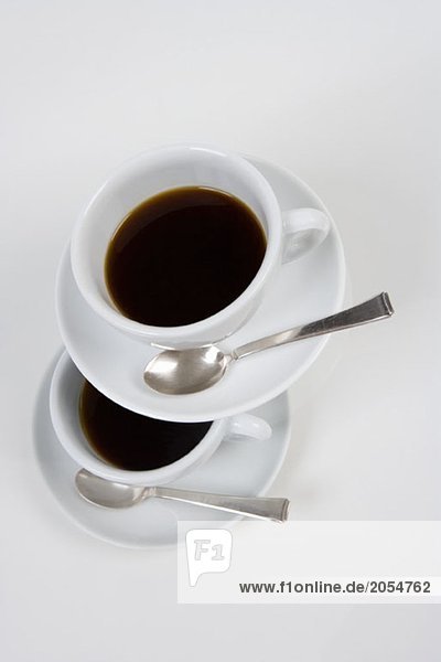 Eine Tasse Kaffee schwebt über einer anderen Tasse Kaffee.