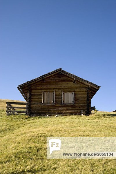 Ein Holzhaus auf einem Hügel