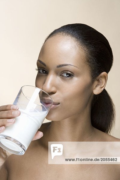 Eine Frau  die ein Glas Milch trinkt.