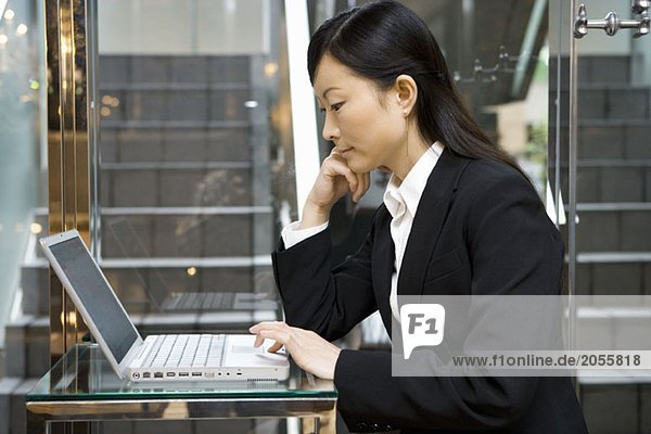 Eine Geschäftsfrau mit einem Laptop