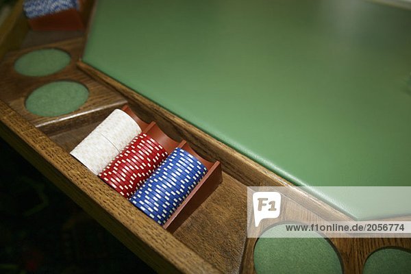 Drei Stapel von Spielchips an einem Kasino-Tisch