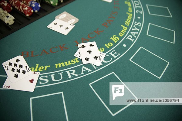 Spielkarten auf einem Blackjack-Tisch