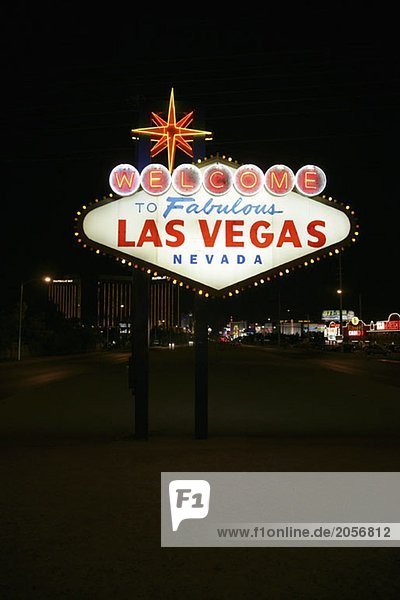 Herzlich Willkommen in Las Vegas-Schild bei Nacht  Nevada  USA