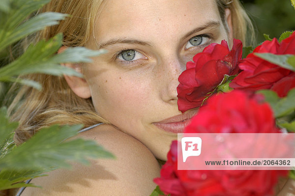 Portrait einer jungen Frau smelling Blume