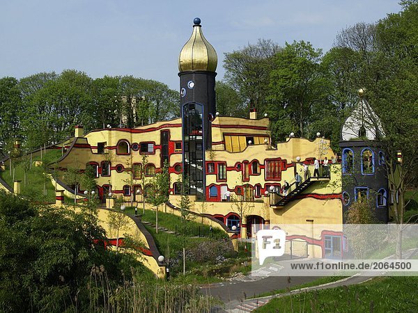 Touristen auf vielfarbig Gebäude im Park  Grugapark  Essen  Deutschland