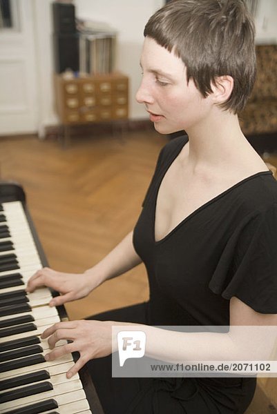 Junge Klavier spielende Frau