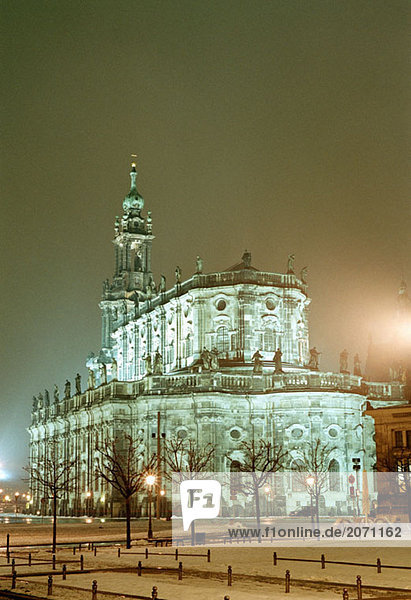 Katholische Hofkirche nachts  Dresden  Deutschland