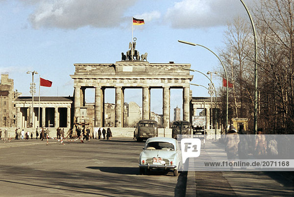 Das geschlossene Brandenburgertor zur Zeit der Berliner Mauer  Berlin  Deutschland