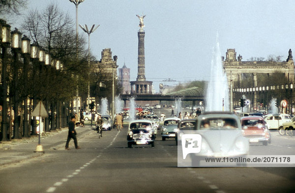 Verkehr auf der Straße zur Siegessäule  Berlin  Deutschland