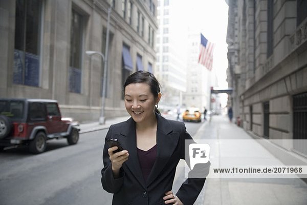 Eine Geschäftsfrau telefoniert lächelnd mit ihrem Mobiltelefon