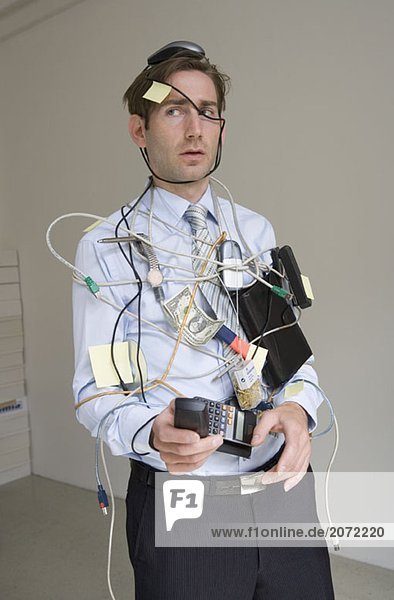 Ein Angestellter in Computerzubehör und Bürobedarf gewickelt