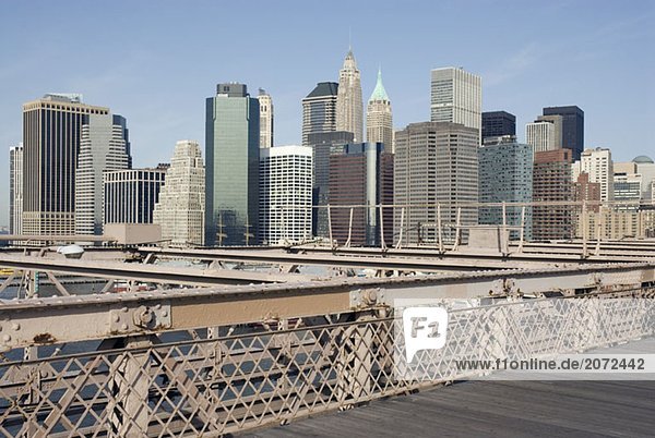 Blick auf die Skyline von New York City von einer Brücke aus  USA