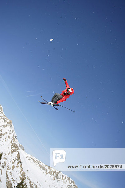 Skifahrer durch die Luft fliegen