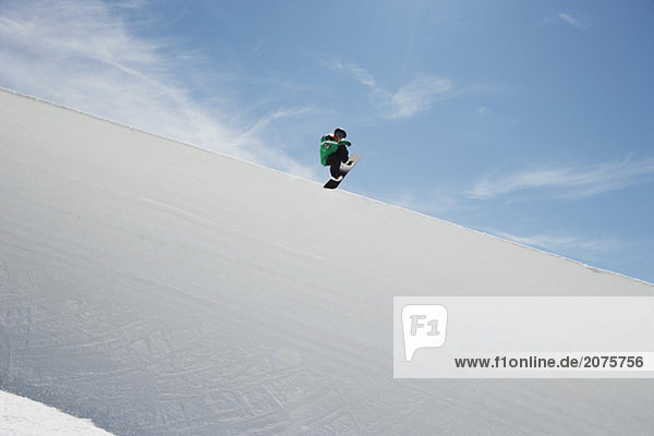 Snowboarder Reiten eine halbe Rohr