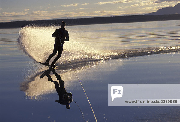 Person Wakeboarding auf Naknek Lake Katmai NP AK