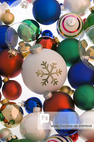 Stapel Farbaufnahme Farbe Portrait weiß Vielfalt Hintergrund Weihnachtsbaum Tannenbaum Dekoration Studioaufnahme Ball Spielzeug