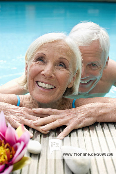 Deutschland  Seniorenpaar im Pool  Nahaufnahme