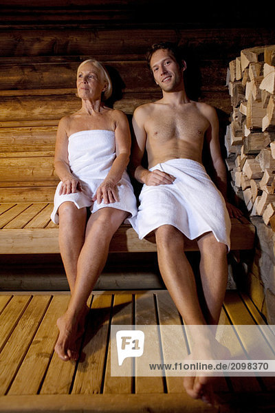 Deutschland  Seniorin und Seniorin in der Sauna sitzend