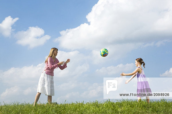 Mutter und Tochter spielen mit dem Ball