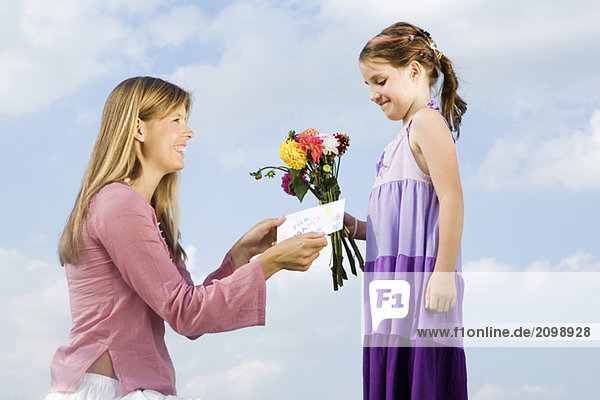 Mutter und Tochter  Mädchen mit Blumenstrauß