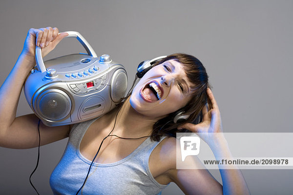 Frau hört Musik  Nahaufnahme
