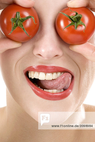 Frau  Augen mit Tomaten bedeckt  Nahaufnahme  Mund