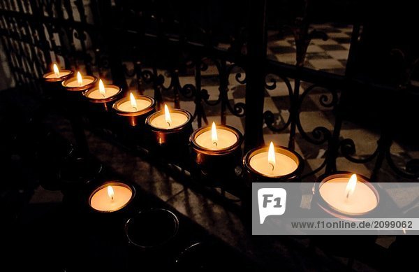 Österreich  Karlskirche  Große Gruppe brennender Kerzen  Nahaufnahme