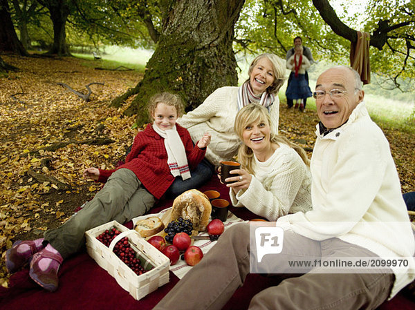 Deutschland  Baden-Württemberg  Schwäbische Alb  Drei-Generationen-Familie beim Picknick im Wald