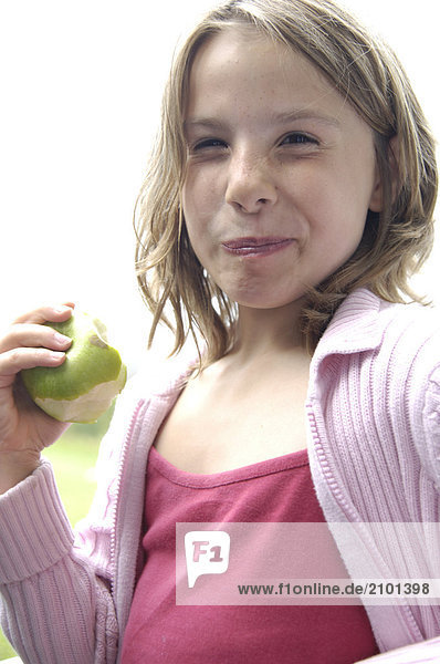 Portrait von Girl Eating apple