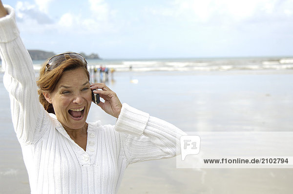 Nahaufnahme Frau Gespräch auf Handy am Strand